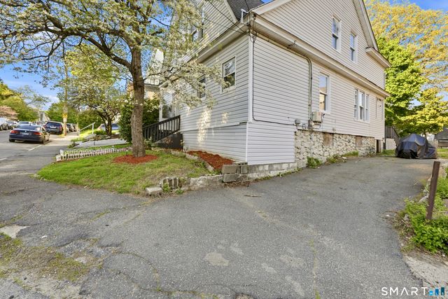 2 Oakland Avenue, Waterbury, CT 06710