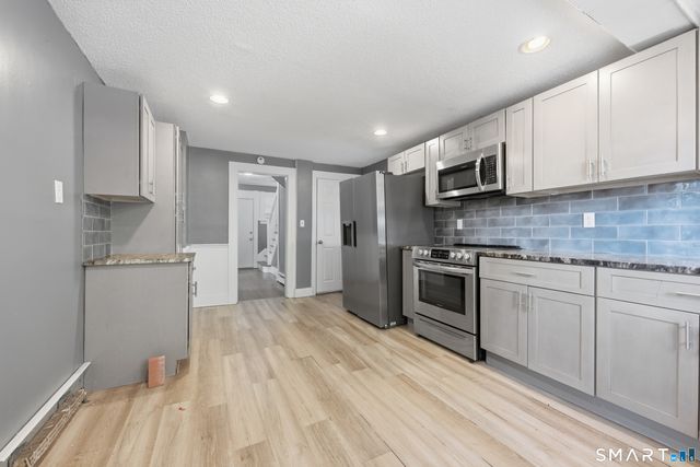 2 Oakland Avenue, Waterbury, CT 06710