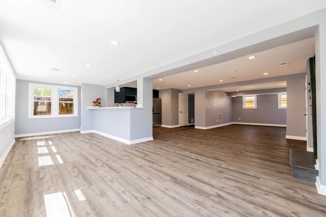 4900 S Laramie Avenue, Chicago, IL 60638