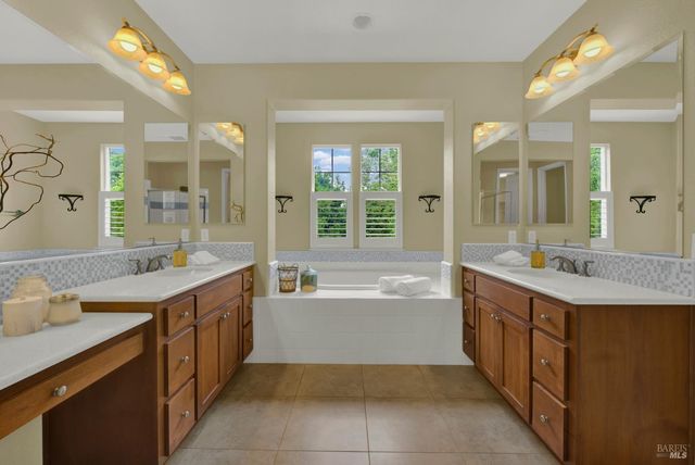 18 Riverton Ct, Napa, CA 94558