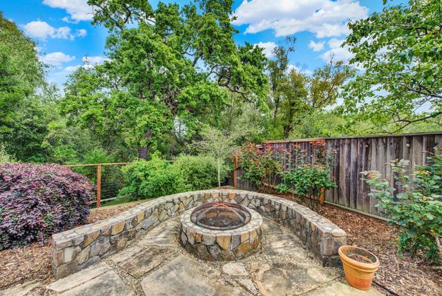 18 Riverton Ct, Napa, CA 94558