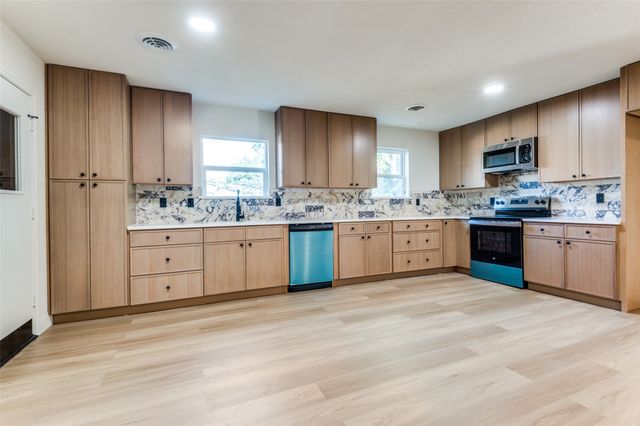 704 Turner Boulevard, Grand Prairie, TX 75050