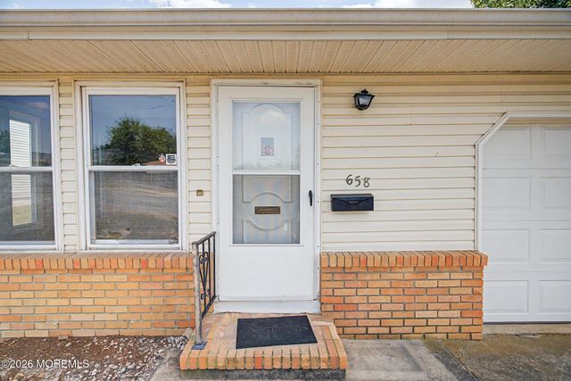 658 Jamaica Boulevard, Toms River, NJ 08757