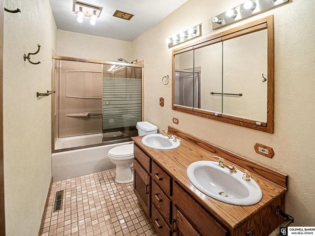 6700 S Bermuda Drive, Lincoln, NE 68506