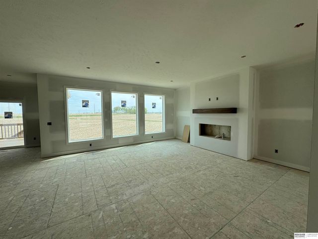 6327 N 207 Street, Elkhorn, NE 68022
