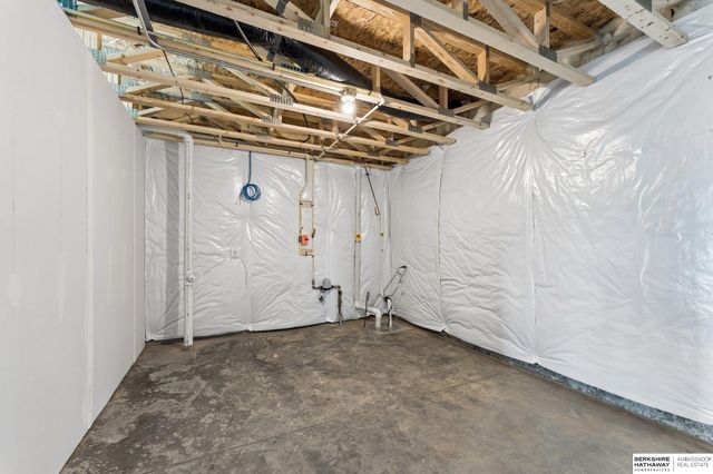 6327 N 207 Street, Elkhorn, NE 68022