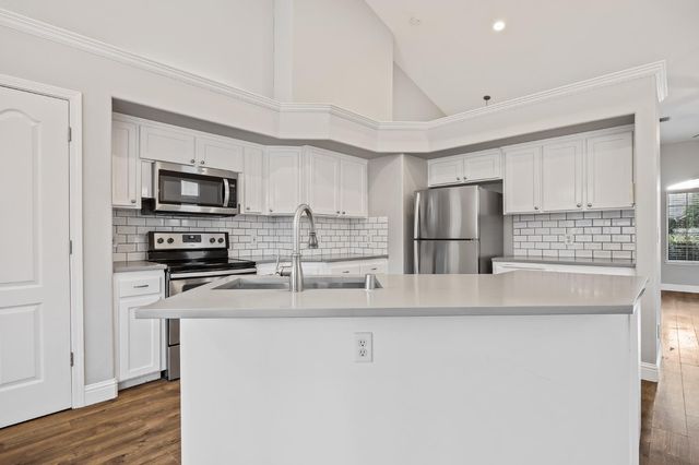 9786 N Backer Avenue, Fresno, CA 93720