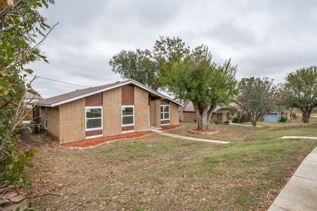 1021 Bellflower Drive, Carrollton, TX 75007