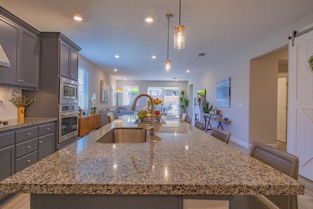 484 Pinehurst St, Manteca, CA 95336