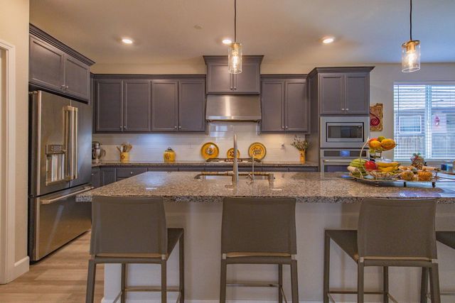 484 Pinehurst St, Manteca, CA 95336