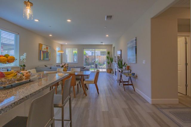 484 Pinehurst St, Manteca, CA 95336