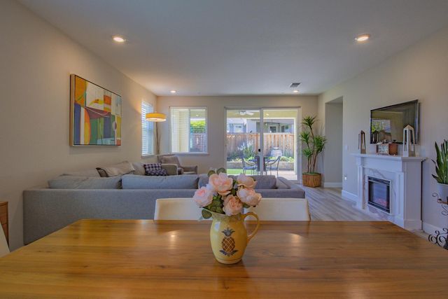 484 Pinehurst St, Manteca, CA 95336