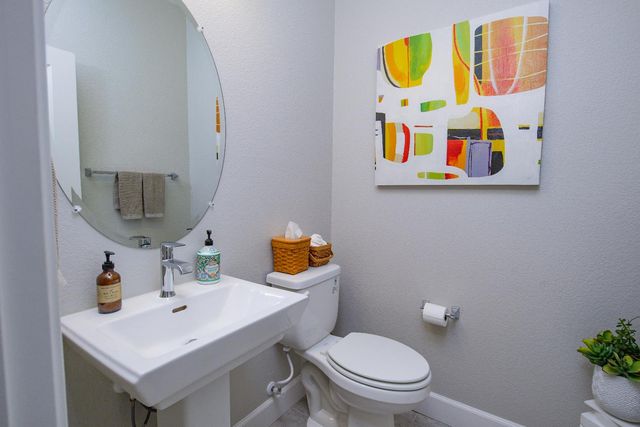 484 Pinehurst St, Manteca, CA 95336