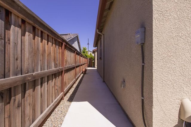 484 Pinehurst St, Manteca, CA 95336