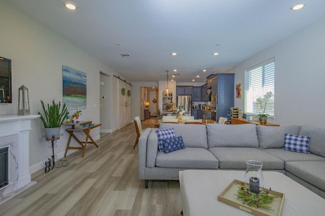 484 Pinehurst St, Manteca, CA 95336