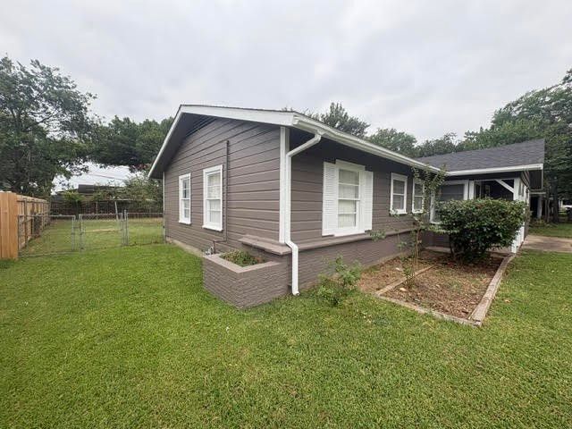105 SW Taylor Street, Burleson, TX 76028
