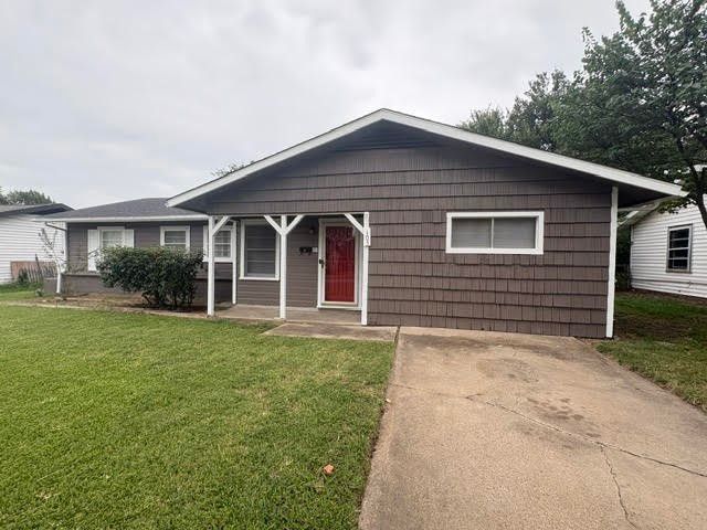 105 SW Taylor Street, Burleson, TX 76028