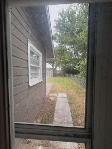 105 SW Taylor Street, Burleson, TX 76028