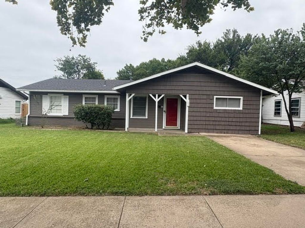 105 SW Taylor Street, Burleson, TX 76028