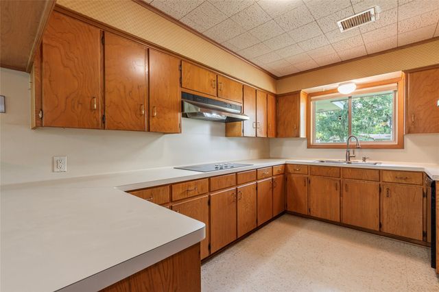 122 Blossom Street, Lake Jackson, TX 77566