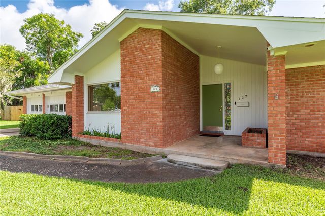 122 Blossom Street, Lake Jackson, TX 77566