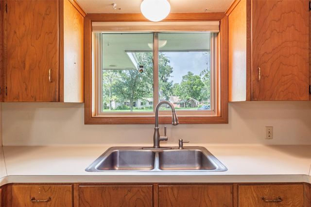 122 Blossom Street, Lake Jackson, TX 77566