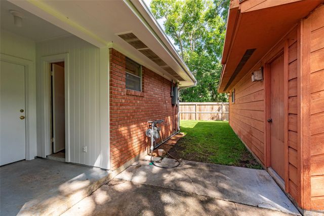 122 Blossom Street, Lake Jackson, TX 77566