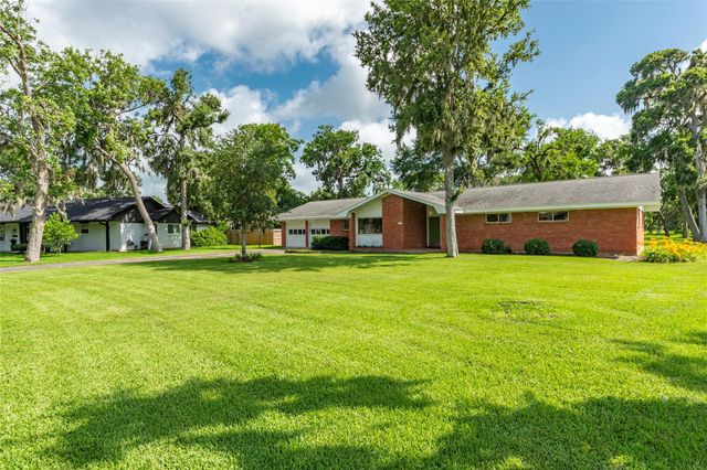 122 Blossom Street, Lake Jackson, TX 77566