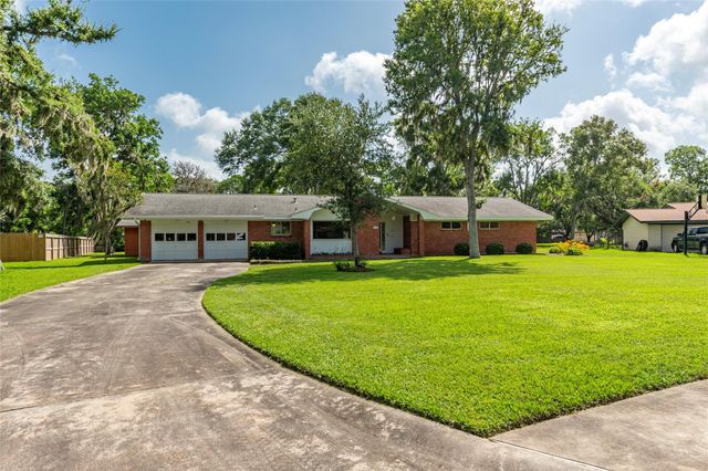 122 Blossom Street, Lake Jackson, TX 77566