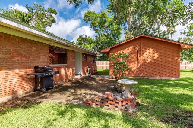 122 Blossom Street, Lake Jackson, TX 77566