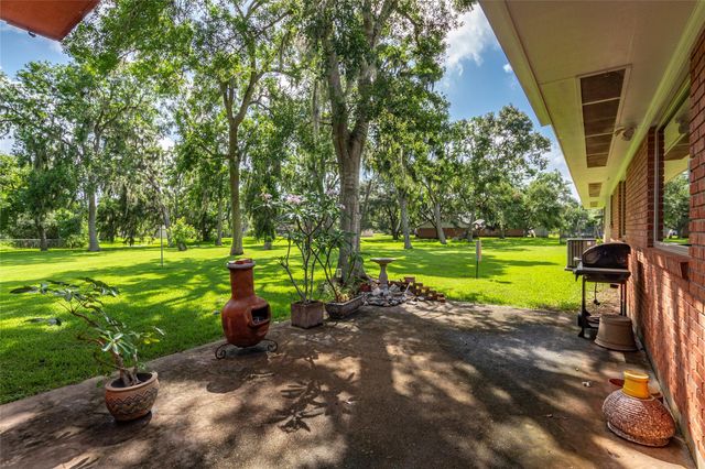 122 Blossom Street, Lake Jackson, TX 77566