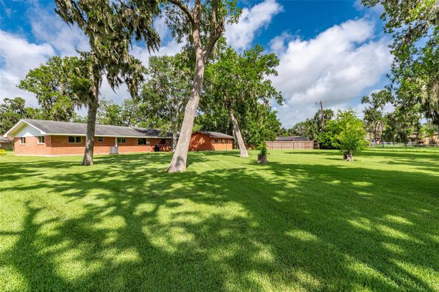 122 Blossom Street, Lake Jackson, TX 77566