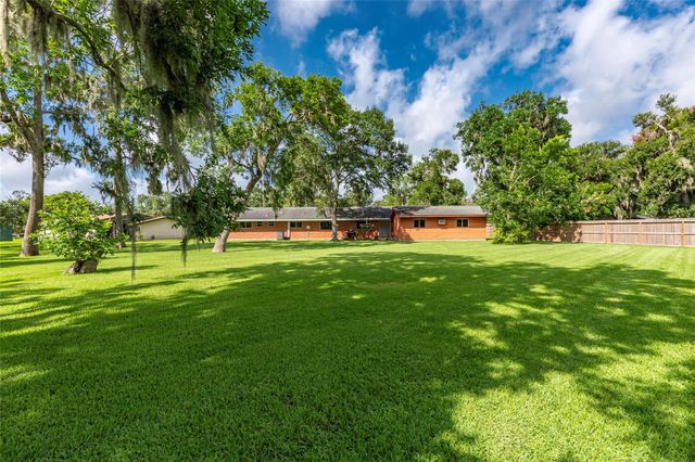 122 Blossom Street, Lake Jackson, TX 77566