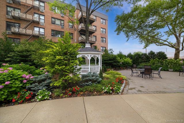 6 Birchwood Court 3B, Mineola, NY 11501