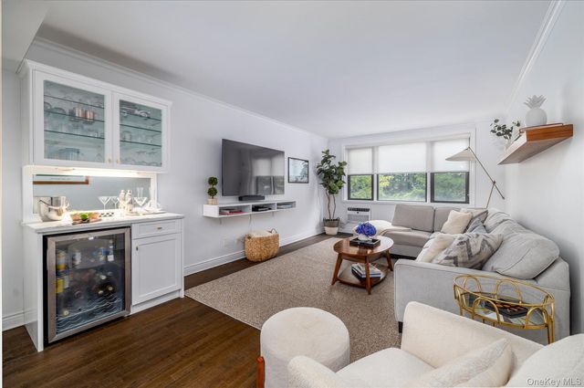 6 Birchwood Court 3B, Mineola, NY 11501