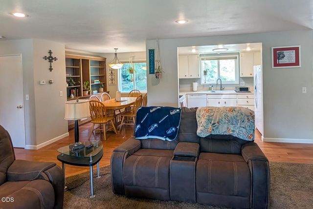 69 SE Piper Drive, Bend, OR 97702