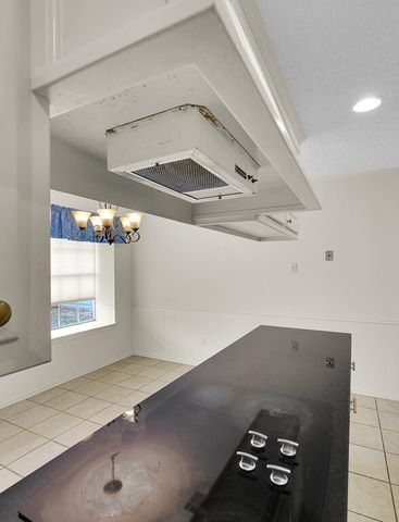 712 Willow Creek Drive, Woodway, TX 76712