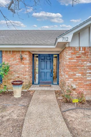 712 Willow Creek Drive, Woodway, TX 76712