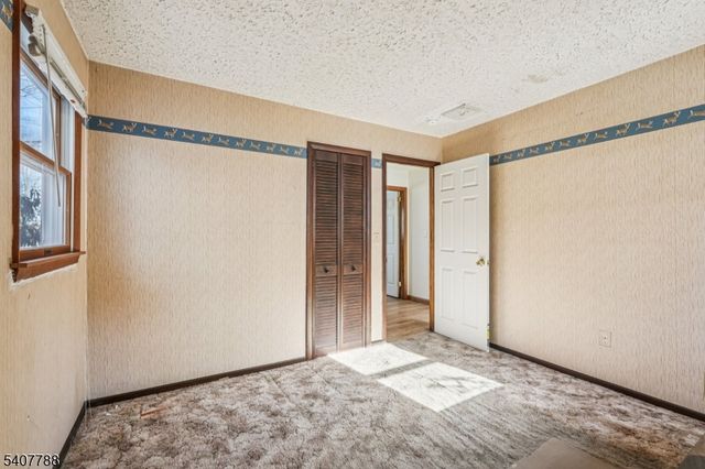 286 Carentan Rd, Hopatcong Boro, NJ 07843