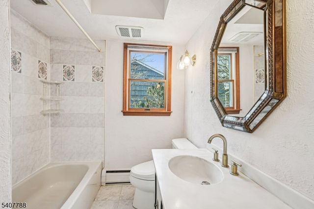 286 Carentan Rd, Hopatcong Boro, NJ 07843