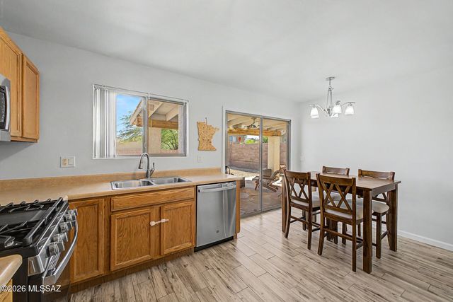 681 W Ash Ridge Drive, Green Valley, AZ 85614