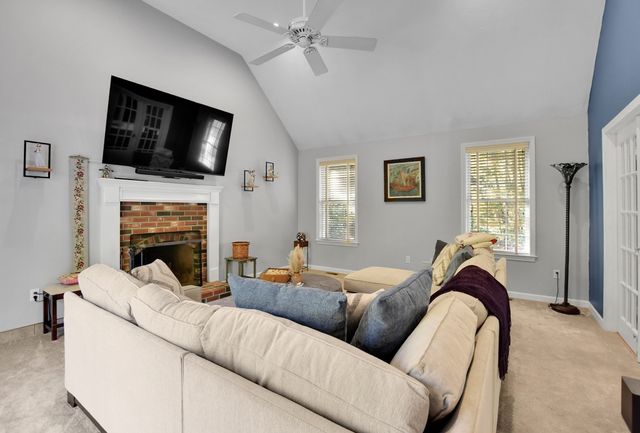 2 Fairway View Dr, Douglas, MA 01516