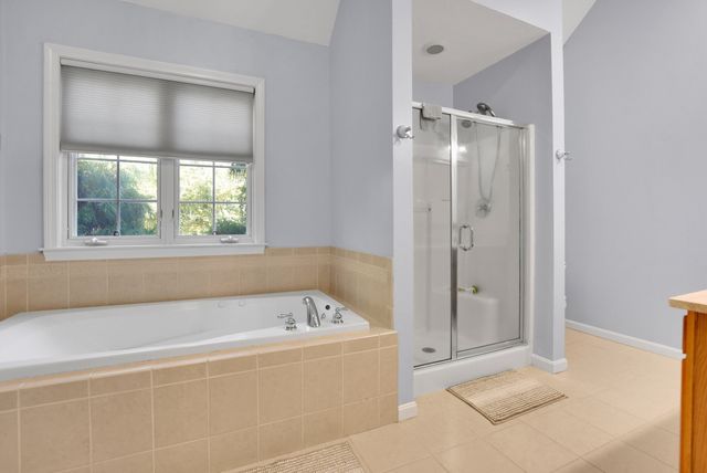 2 Fairway View Dr, Douglas, MA 01516