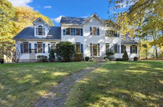 2 Fairway View Dr, Douglas, MA 01516