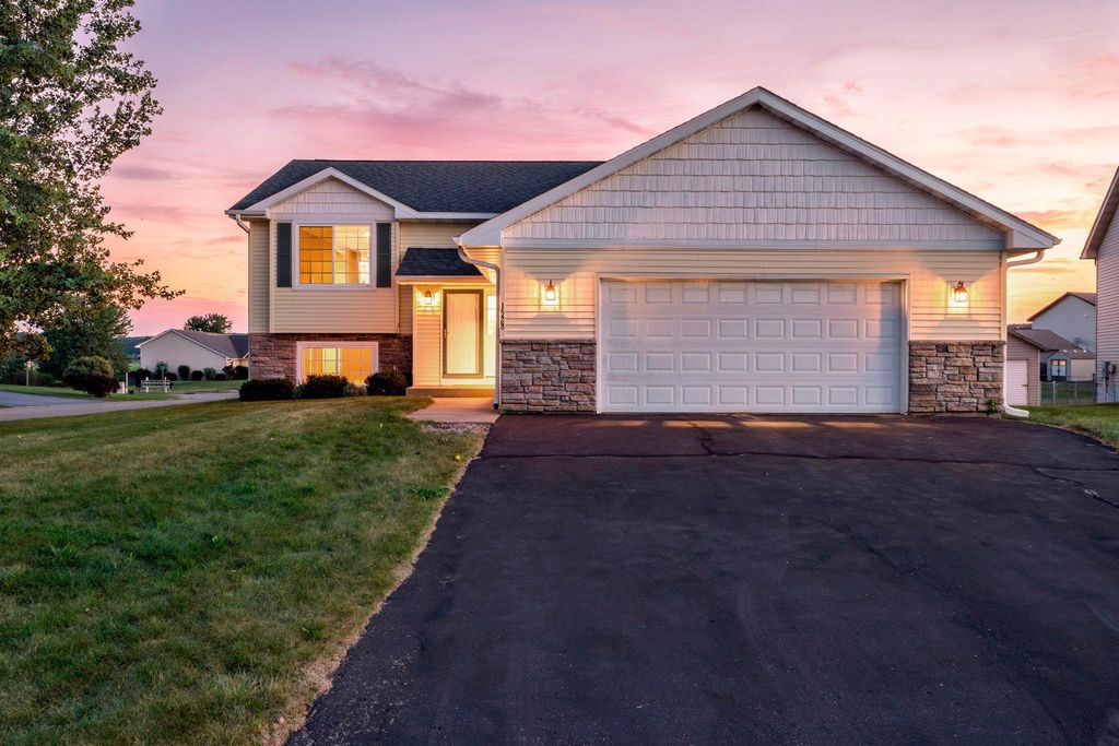 1528 Sequoia Lane, New Richmond, WI 54017
