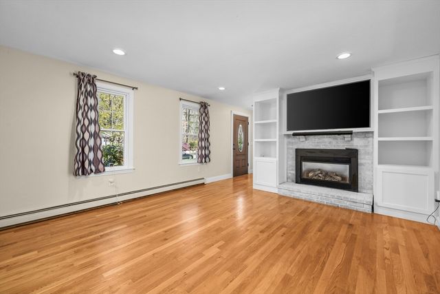 2 W Crossfield Rd, Sandwich, MA 02644