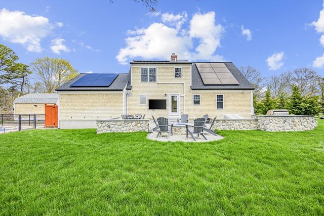 2 W Crossfield Rd, Sandwich, MA 02644