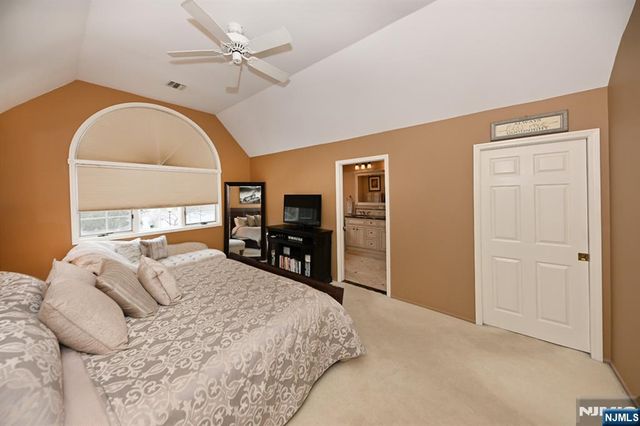 15 Drake Drive G2, Hillsdale, NJ 07642