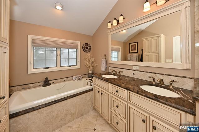 15 Drake Drive G2, Hillsdale, NJ 07642