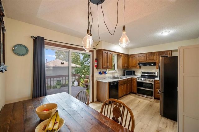 14215 W 94th Terrace, Lenexa, KS 66215